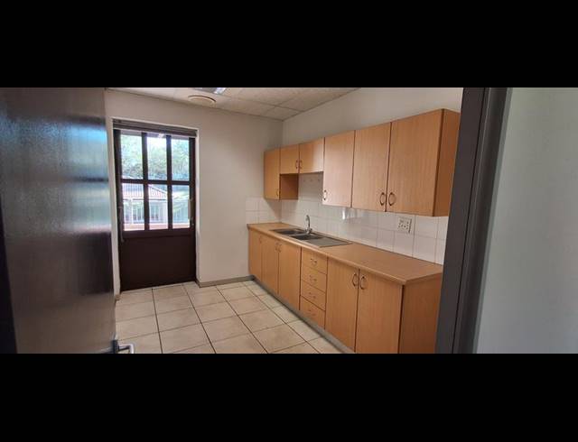 BUSINESS PROPERTY TO RENT IN BRYANSTON